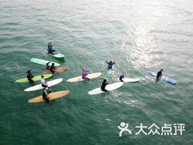楼上没漏点 楼下墙面渗水 原来是楼道竖井的暖气主管道损坏